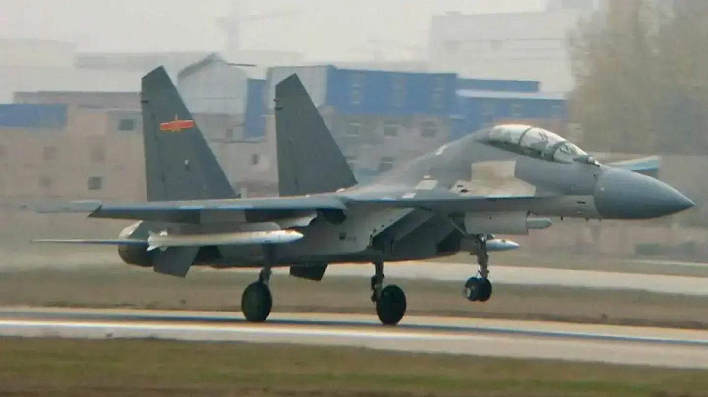 מטוס קרב J-20 של חיל האוויר של סין עם הטיל המתקדם PL-XX, 2016 מטוס קרב J-20 של חיל האוויר של סין עם הטיל המתקדם PL-XX, 2016