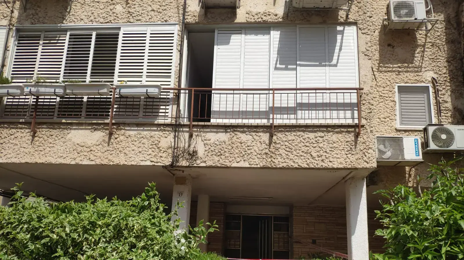 זירת הרצח של אישה בת 81 בחולון, 17 במאי 2019 זירת הרצח של אישה בת 81 בחולון, 17 במאי 2019