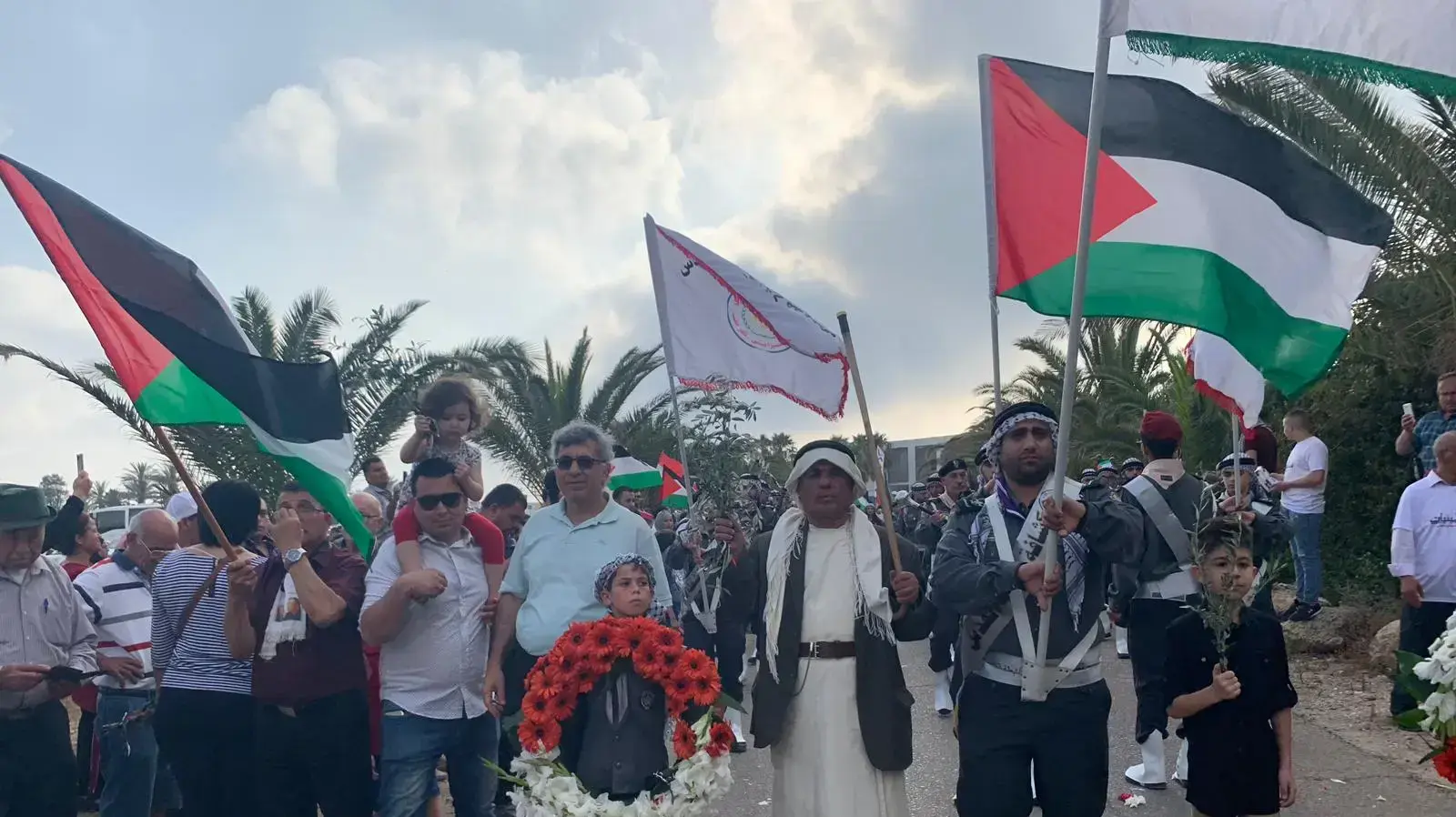 מאות הפגינו בחוף דור סמוך לשרידי הכפר טנטורה לציון הנכבה ב-17 במאי 2019