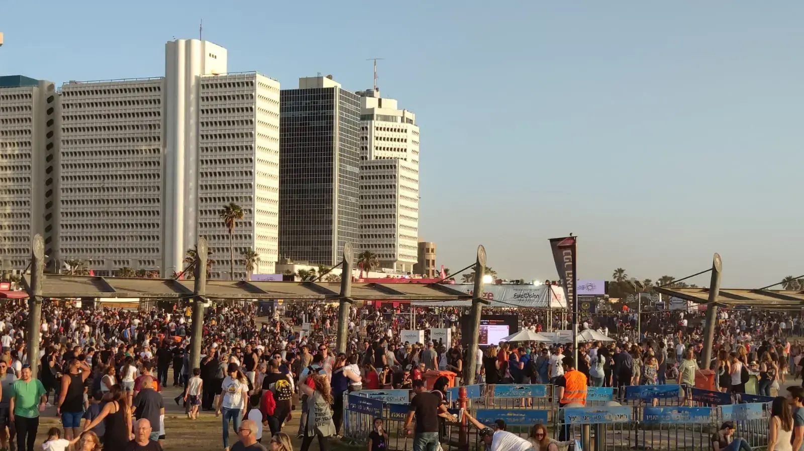 כפר היורוילג' צ'ארלס קלור בתל אביב, שעות לפני גמר האירוויזיון כפר היורוילג' צ'ארלס קלור בתל אביב, שעות לפני גמר האירוויזיון