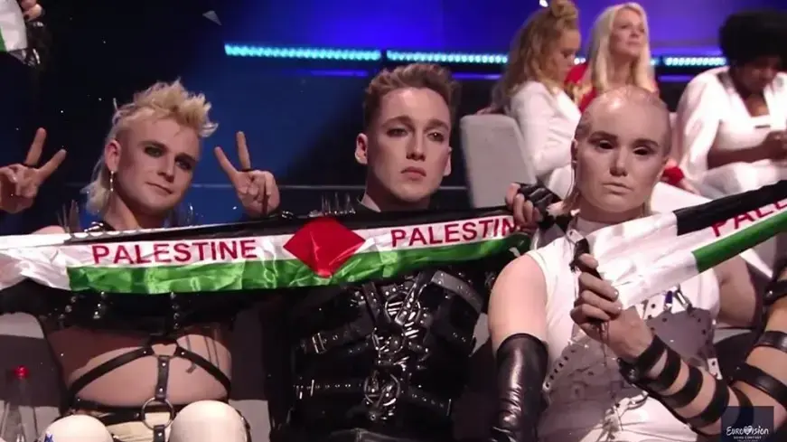 להקת Hatari שייצגה את איסלנד באירוויזיון 2019 בתל אביב מניפה דגל פלסטין להקת Hatari שייצגה את איסלנד באירוויזיון 2019 בתל אביב מניפה דגל פלסטין