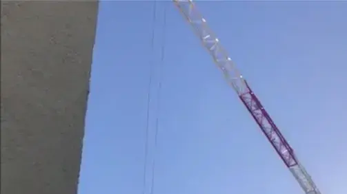 גן הרדוף בגדרה שבסמוך אליו פועל עגורן מעל לראשם של הילדים גן הרדוף בגדרה שבסמוך אליו פועל עגורן מעל לראשם של הילדים