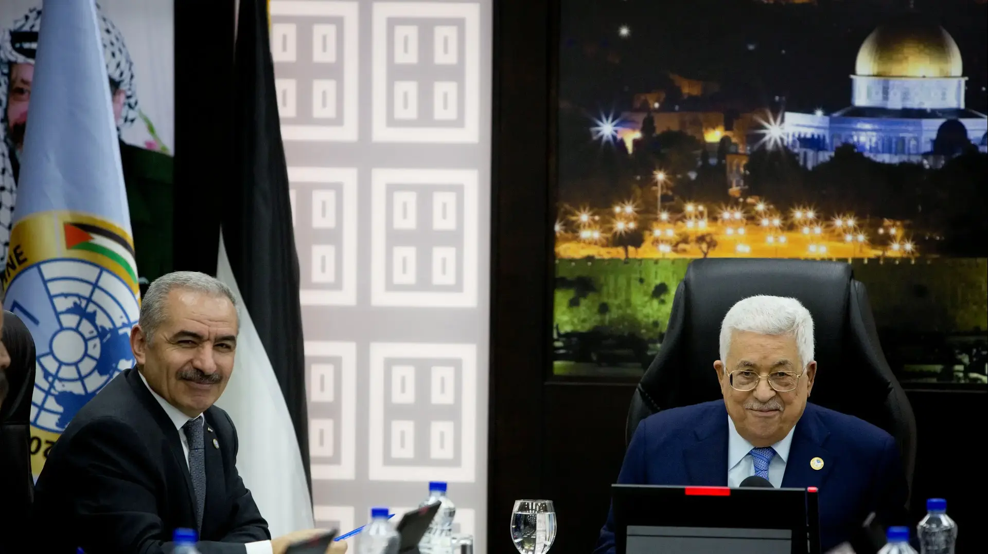 יו"ר הרשות הפלסטינית אבו מאזן וראש ממשלתו אשתיה בישיבה ברמאללה, 29 באפריל 2019