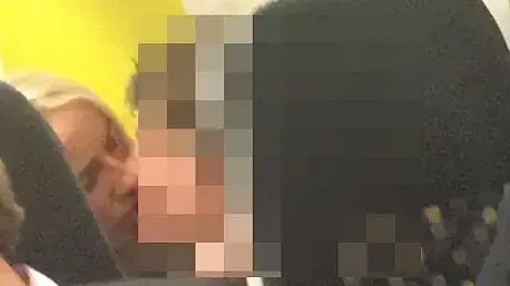 רייצ'ל קלינט, מורה בריטית, מנשקת תלמיד