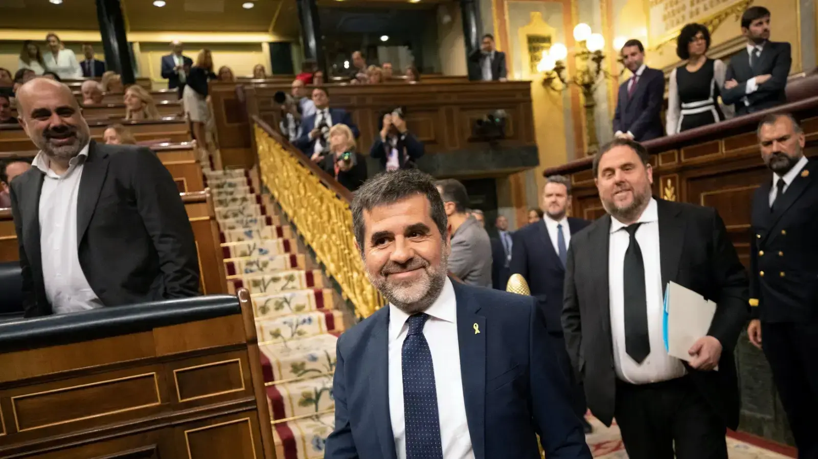 המחוקקים הקטלאנים ג'ורדי סנצ'ס ואוריול חונקראס מגיעים לדיון הפתיחה של הפרלמנט של ספרד, 21 במאי 2019