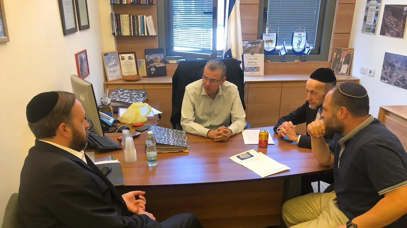 פגישת יריב לוין ונציגי הסיעות הדתיות והחרדיות