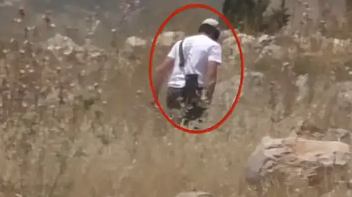 מתנחלים מציתים שדות של פלסטינים בבורין מתנחלים מציתים שדות של פלסטינים בבורין