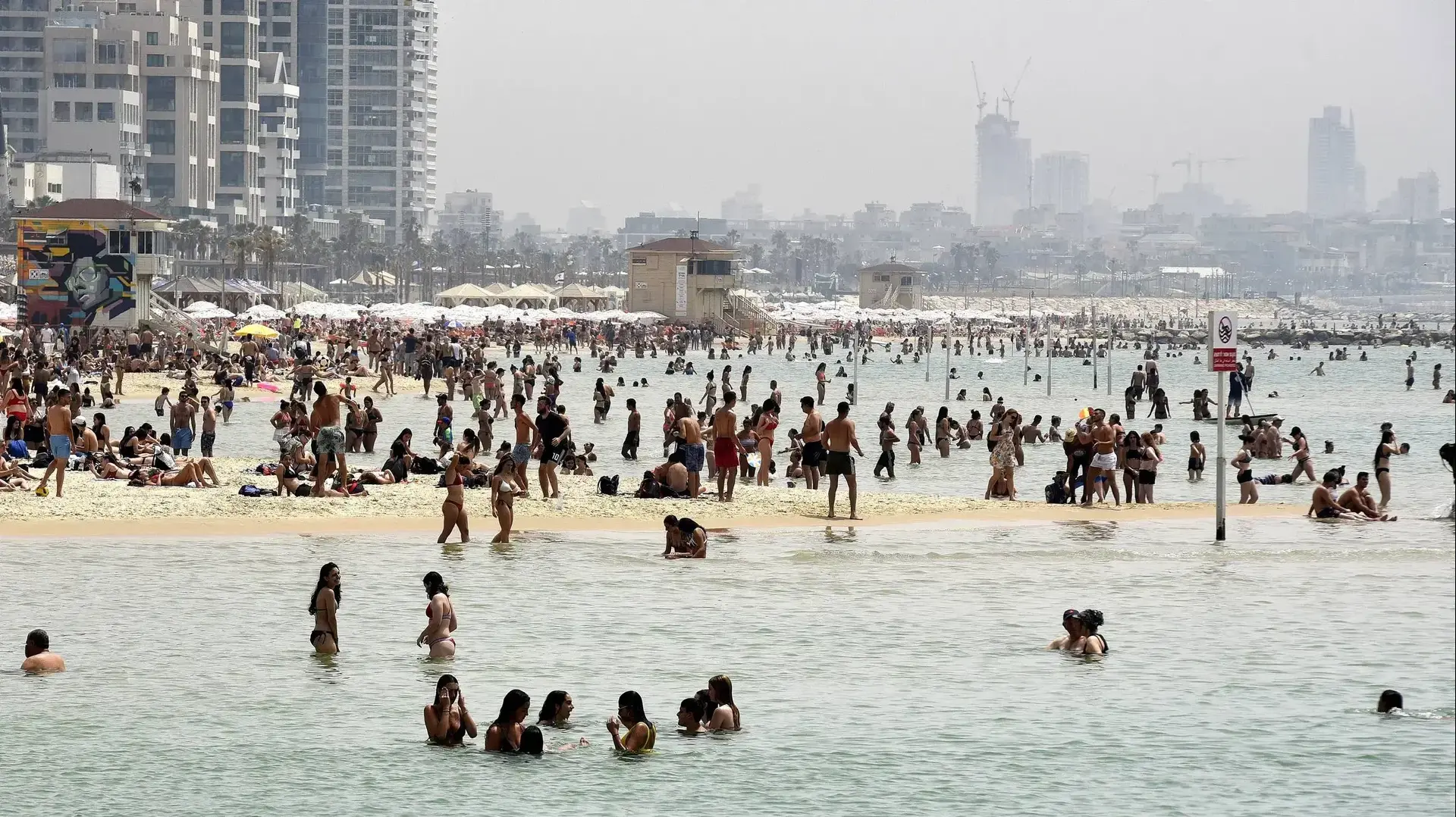 משתזפים בחופי תל אביב 23 במאי 2019 משתזפים בחופי תל אביב 23 במאי 2019