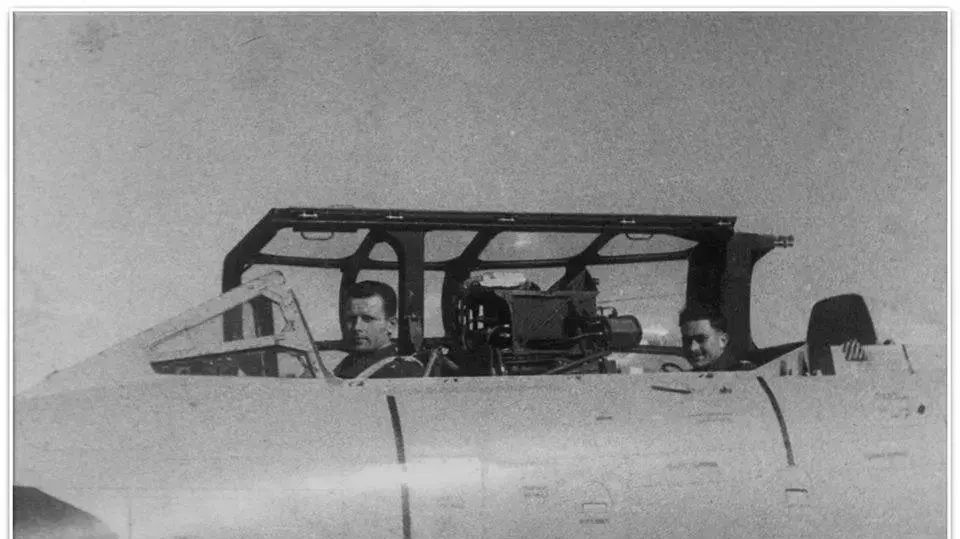הטייס יואש צידון (צ'אטו) וברוש הנווט- הצוות שהפיל את המטוס המצרי. באימונים באנגליה. הטייס יואש צידון (צ'אטו) וברוש הנווט- הצוות שהפיל את המטוס המצרי. באימונים באנגליה.