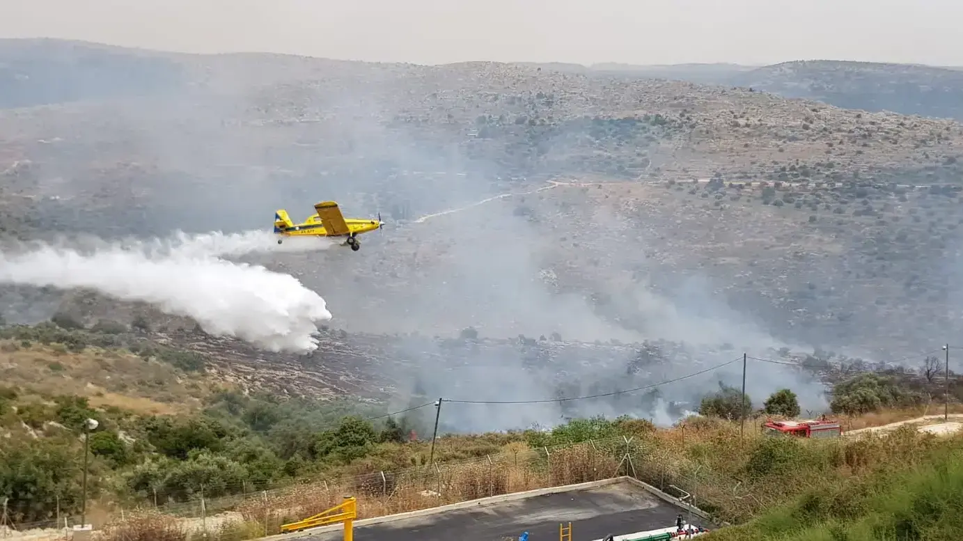 שני מטוסי כיבוי הגיעו כעת והתחילו ביעפים מעל הישוב פדואל - 24/5 שני מטוסי כיבוי הגיעו כעת והתחילו ביעפים מעל הישוב פדואל - 24/5