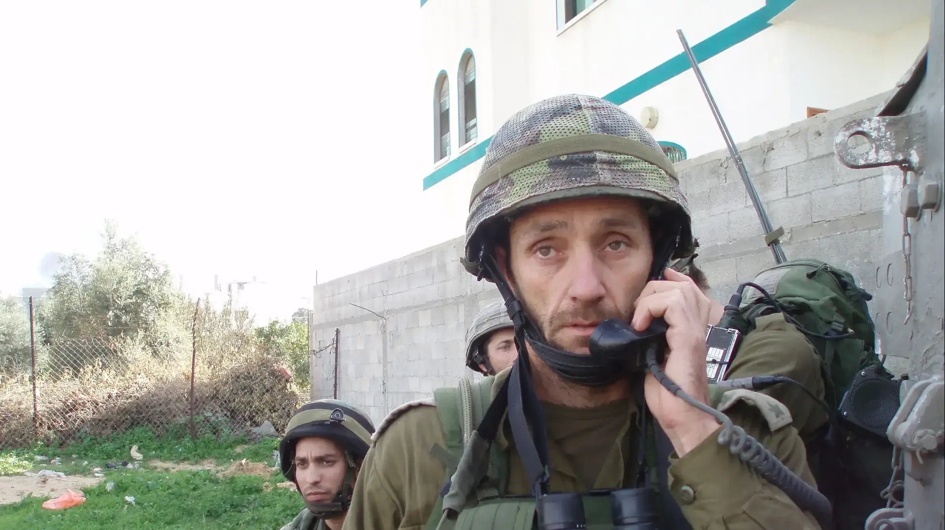 מפקד פיקוד הדרום הרצי הלוי כמח"ט צנחנים במבצע עופרת יצוקה בשכונת אלעטטרה, צפון רצועת עזה מפקד פיקוד הדרום הרצי הלוי כמח"ט צנחנים במבצע עופרת יצוקה בשכונת אלעטטרה, צפון רצועת עזה