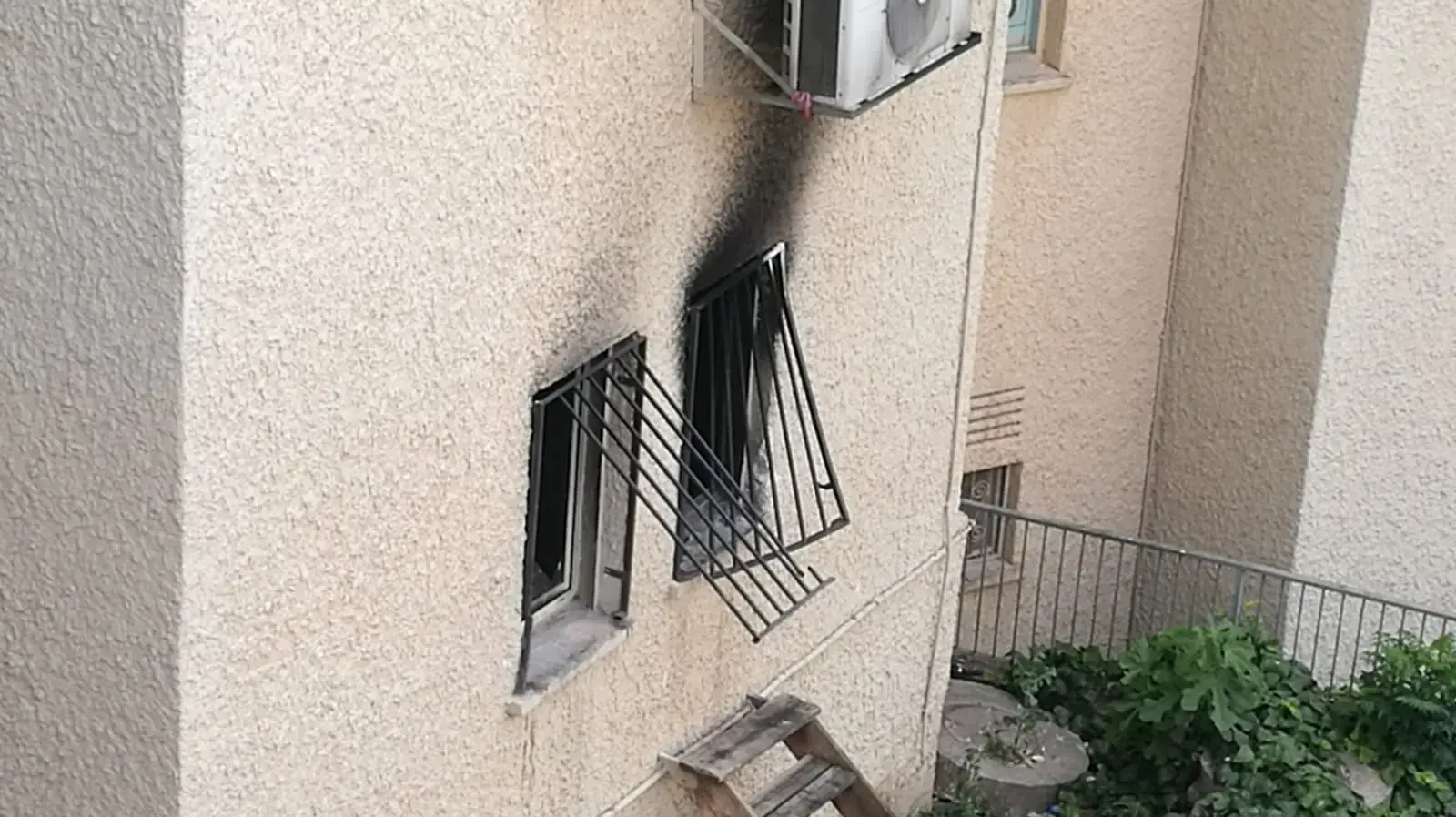 דירת מגורים בבניין בן שמונה קומות בצפת שבה פרצה שריפה ב-25 במאי 2019 דירת מגורים בבניין בן שמונה קומות בצפת שבה פרצה שריפה ב-25 במאי 2019