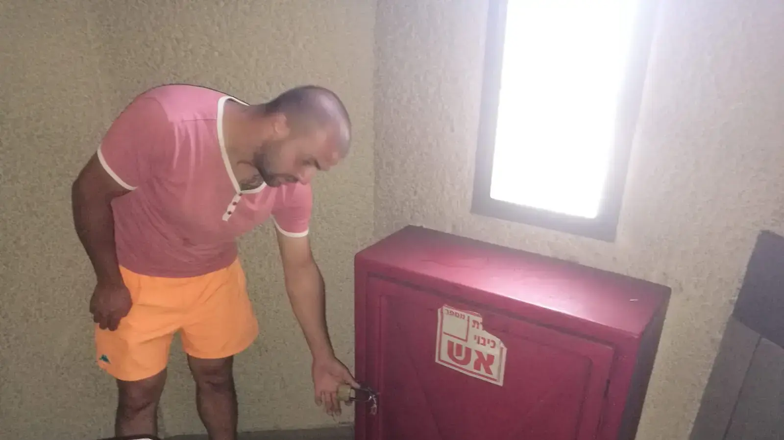 ארון ובו צינור לכיבוי אש, בחדר מדרגות הבניין בו היתה השריפה בצפת 25 במאי 2019 ארון ובו צינור לכיבוי אש, בחדר מדרגות הבניין בו היתה השריפה בצפת 25 במאי 2019