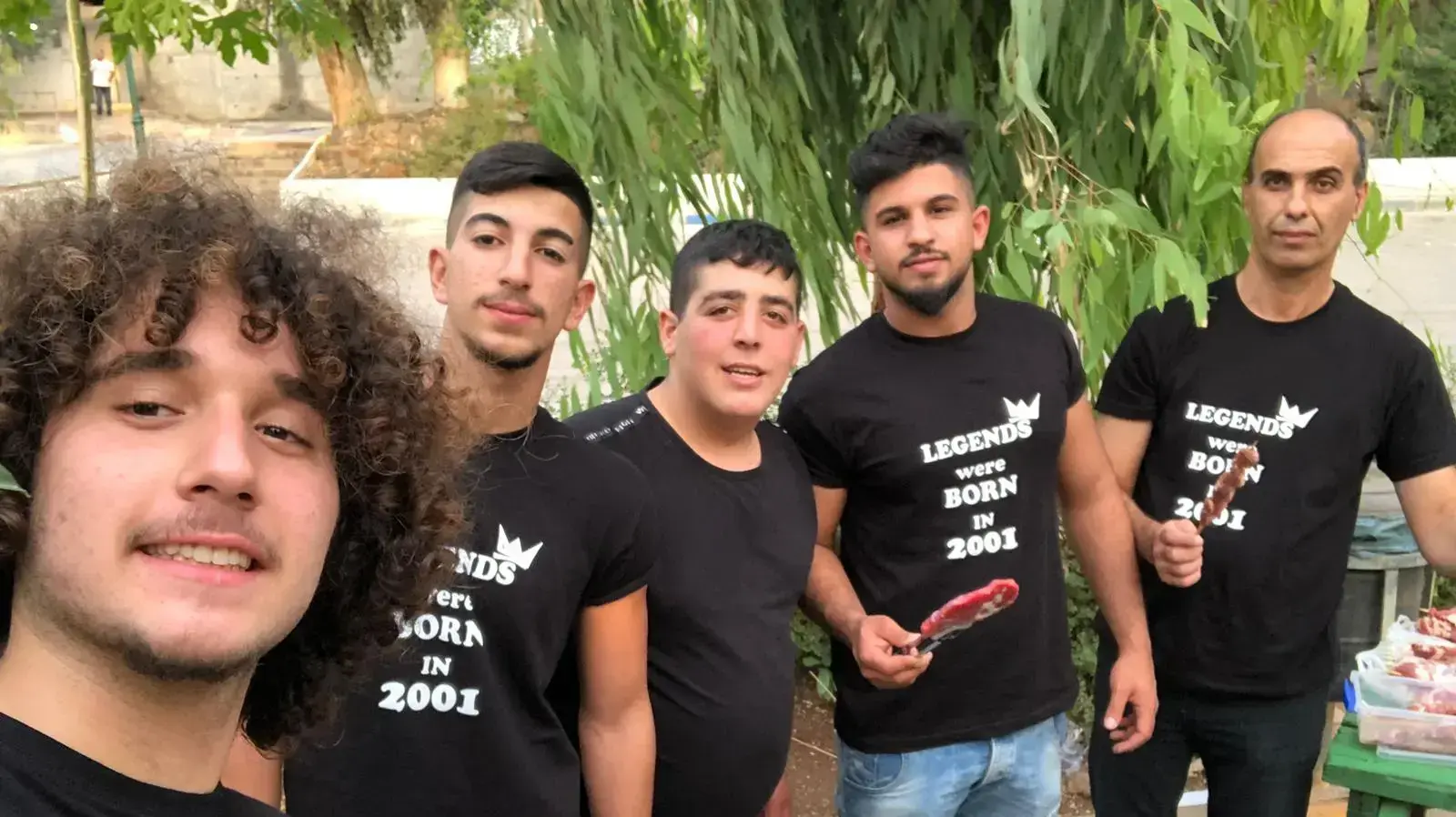 דניאל חלבי (שני מימין) רז חסון (משמאל) וחברים בטיול האחרון דניאל חלבי (שני מימין) רז חסון (משמאל) וחברים בטיול האחרון