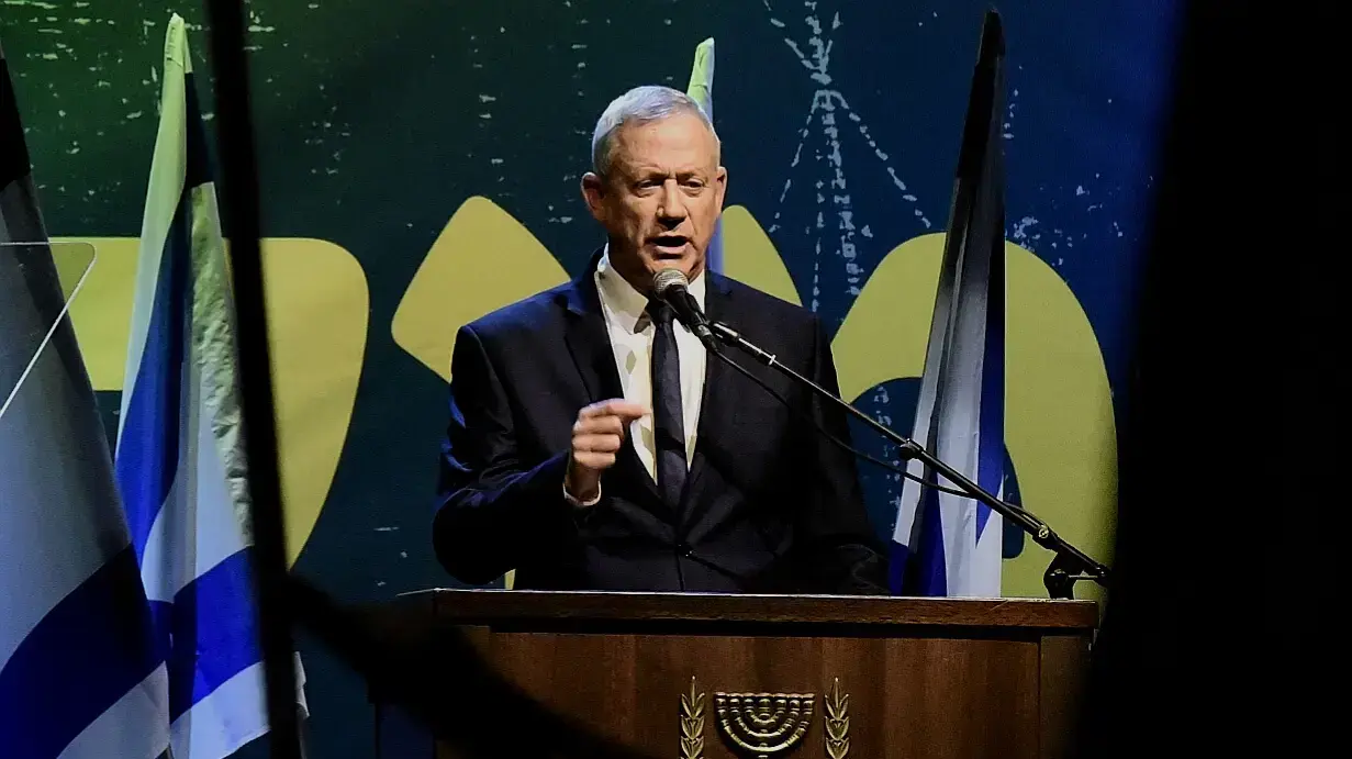 בני גנץ נואם בהפגנת האופוזיציה במוזיאון תל אביב, מאי 2019 בני גנץ נואם בהפגנת האופוזיציה במוזיאון תל אביב, מאי 2019