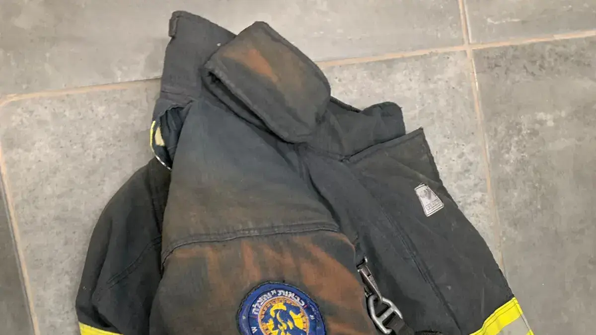 החליפה של הכבאי שנכנס לדירה בוערת בצפת החליפה של הכבאי שנכנס לדירה בוערת בצפת