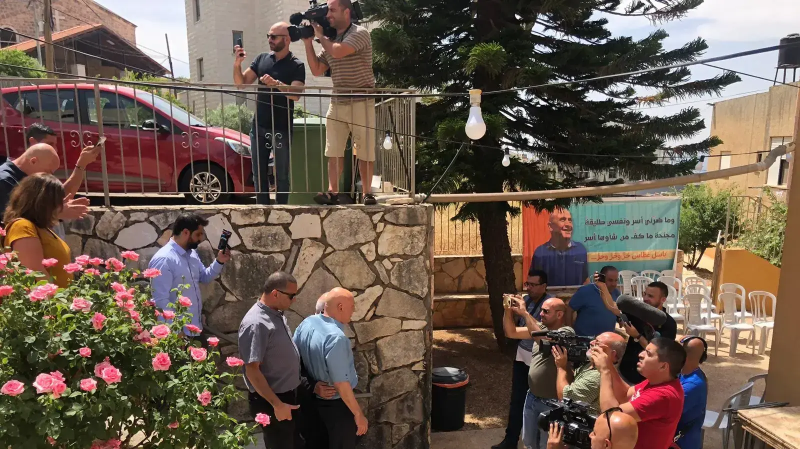 באסל גטאס בביתו לאחר שחרורו עם מוראד חדד, 27 במאי 2019 באסל גטאס בביתו לאחר שחרורו עם מוראד חדד, 27 במאי 2019