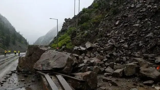 סלעים שקרסו וחסמו כביש במדינת קולורדו, ארה"ב, מאי 2019