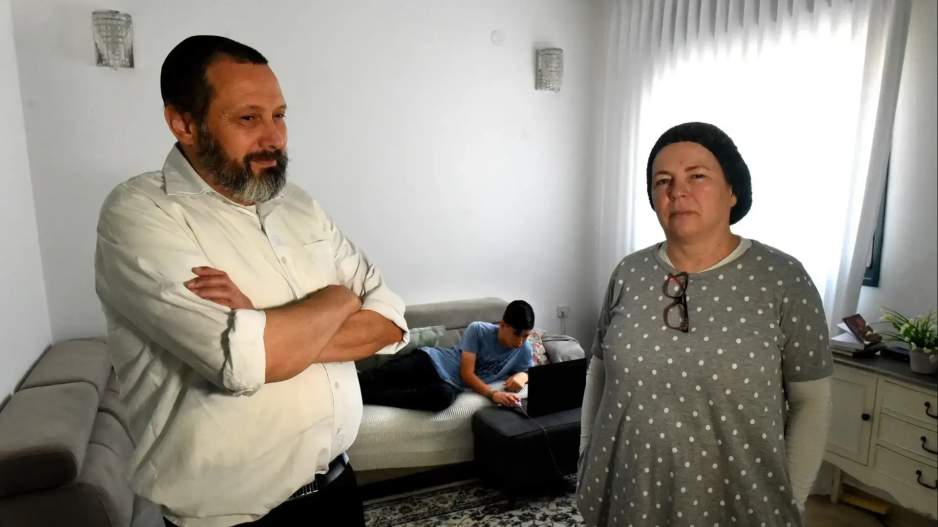 משפחת סמואלסדורף בביתה בבית שמש שבנה נפגע לאחר ששיחק ברימון, 28 במאי 2019 משפחת סמואלסדורף בביתה בבית שמש שבנה נפגע לאחר ששיחק ברימון, 28 במאי 2019
