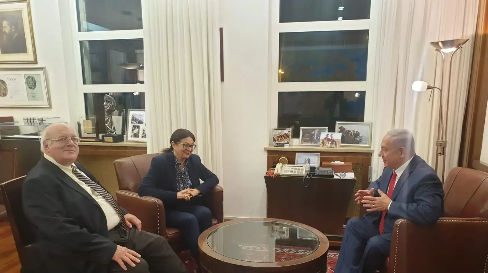 ראש הממשלה בנימין נתניהו נפגש בלשכתו על פי בקשתו עם נשיאת בית המשפט העליון השופטת אסתר חיות והמשנה לנשיאה השופט חנן מלצר, 28 במאי 2019
ראש הממשלה בנימין נתניהו נפגש בלשכתו על פי בקשתו עם נשיאת בית המשפט העליון השופטת אסתר חיות והמשנה לנשיאה השופט חנן מלצר, 28 במאי 2019