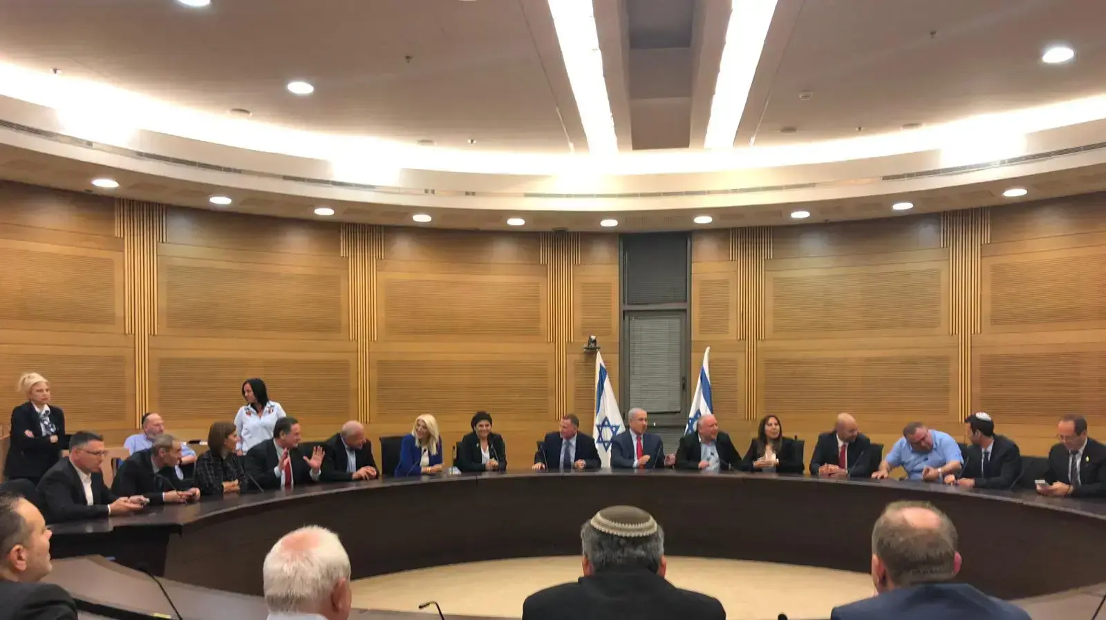 סיעת הליכוד מתכנסת בהרכב מלא לקראת ההצבעה על פיזור הכנסת בראשות ראש הממשלה בנימין נתניהו ב-29 במאי 2019 סיעת הליכוד מתכנסת בהרכב מלא לקראת ההצבעה על פיזור הכנסת בראשות ראש הממשלה בנימין נתניהו ב-29 במאי 2019