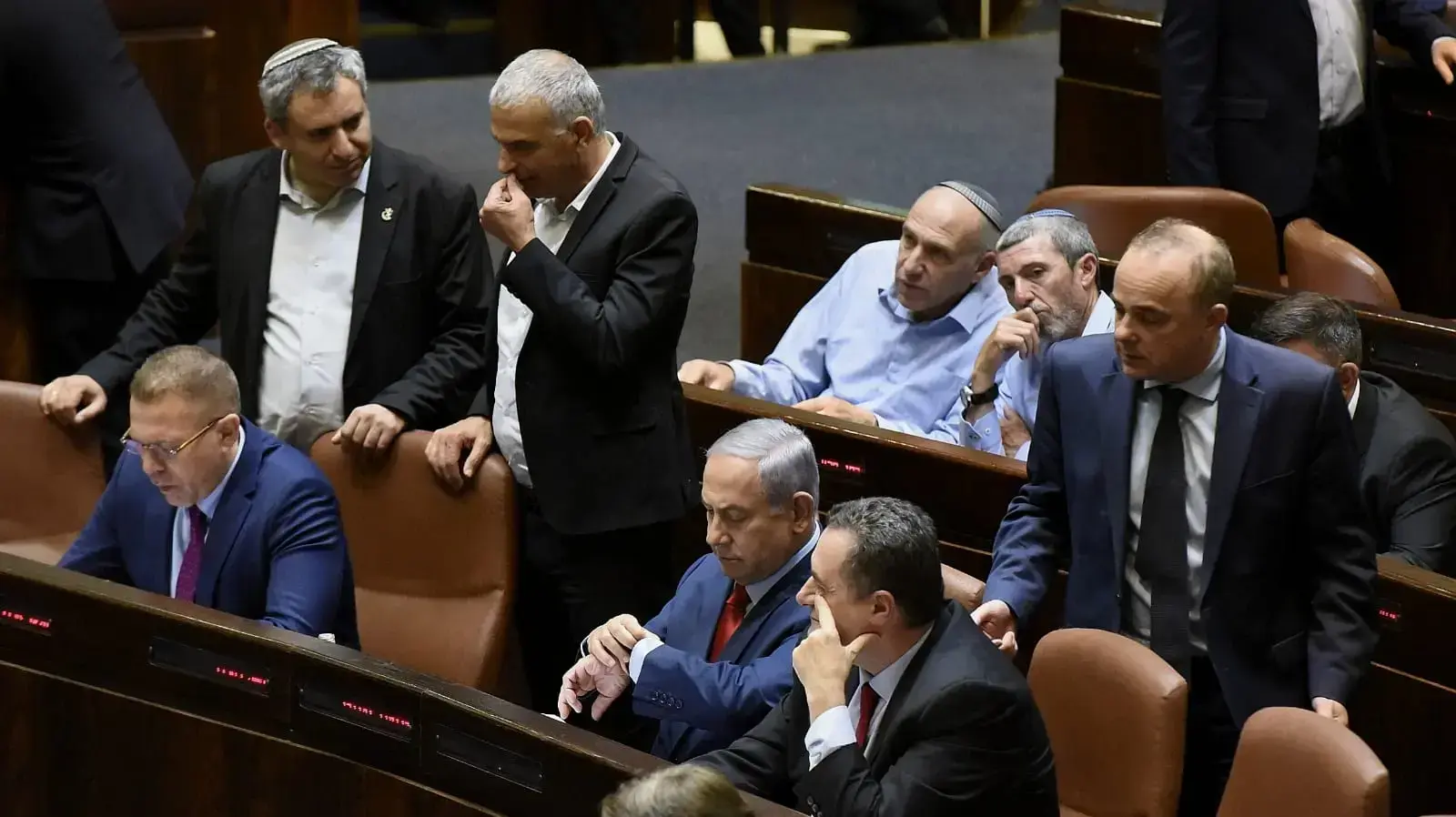 בנימין נתניהו משה כחלון גלעד ארדן יובל שטייניץ במליאת הכנסת ב-29 במאי 2019 בנימין נתניהו משה כחלון גלעד ארדן יובל שטייניץ במליאת הכנסת ב-29 במאי 2019