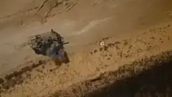 תיעוד של הג'יהאד האסלאמי: רחפן מטיל מטען נפץ על טנק צה"ל בגבול רצועת עזה תיעוד של הג'יהאד האסלאמי: רחפן מטיל מטען נפץ על טנק צה"ל בגבול רצועת עזה