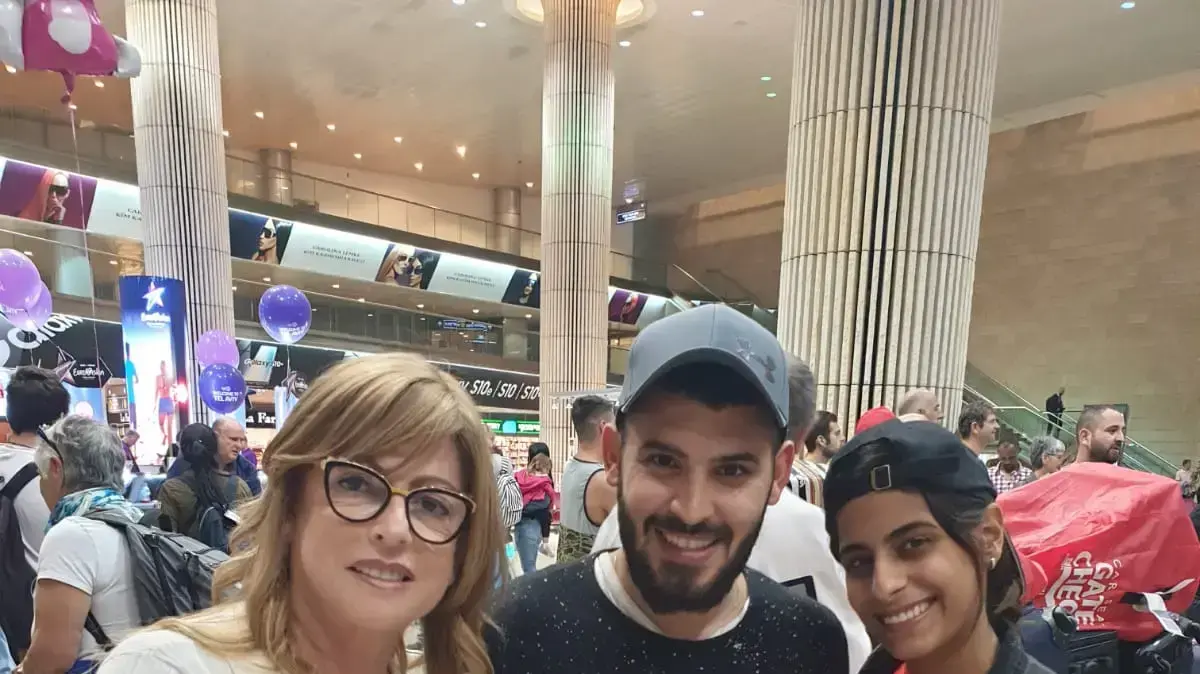 ד''ר ברכה זיסר, מנהלת ומייסדת המאגר הלאומי לתורמי מח עצם של עזר מציון עם הזוג שהביא לישראל את הדגימות ד''ר ברכה זיסר, מנהלת ומייסדת המאגר הלאומי לתורמי מח עצם של עזר מציון עם הזוג שהביא לישראל את הדגימות