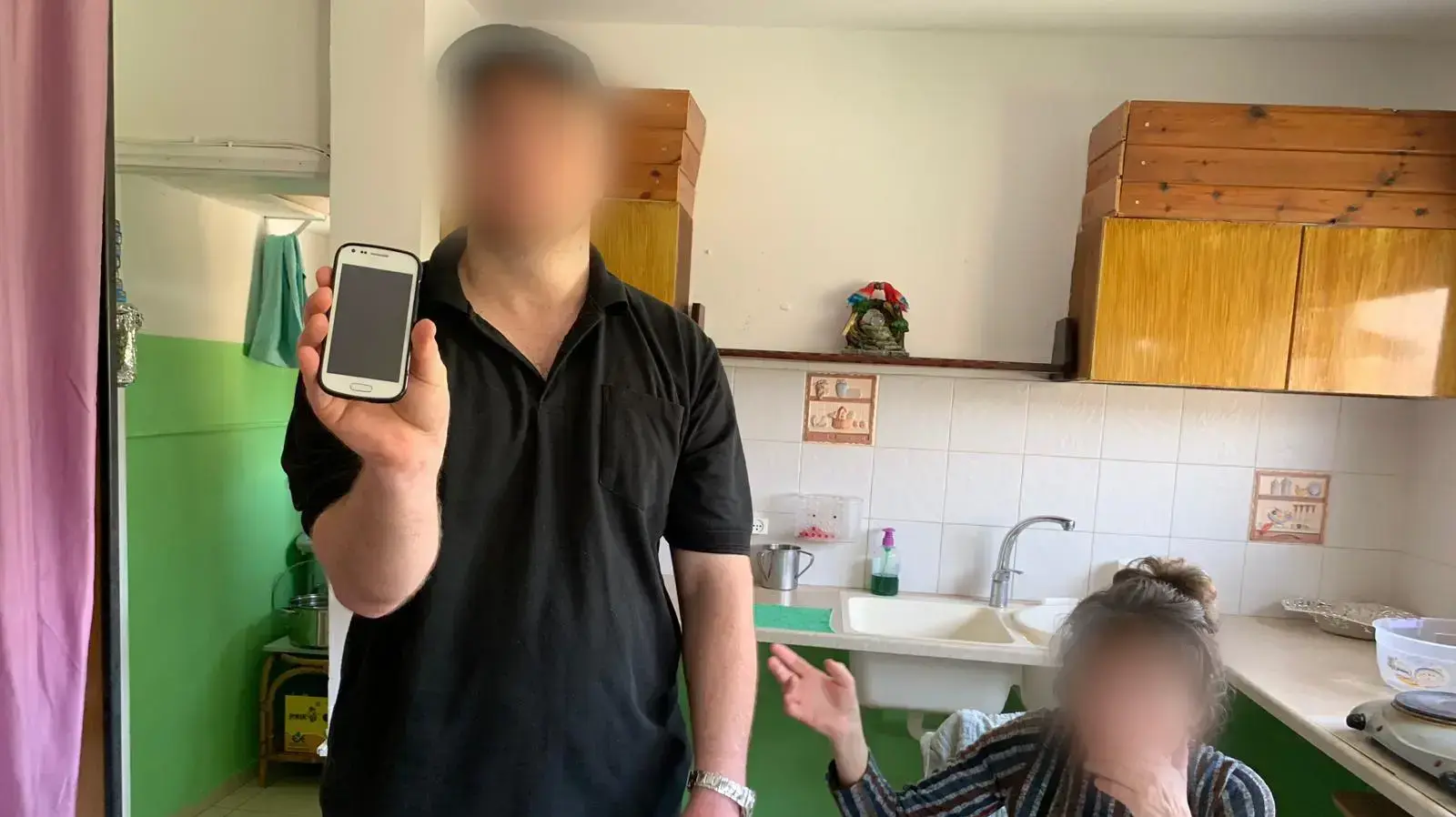 פגוע נפש נכנס לסלקום לתקן מכשיר נייד, וייצא עם נייד חדש שלא רצה לקנות וחוב של אלפי שקלים פגוע נפש נכנס לסלקום לתקן מכשיר נייד, וייצא עם נייד חדש שלא רצה לקנות וחוב של אלפי שקלים