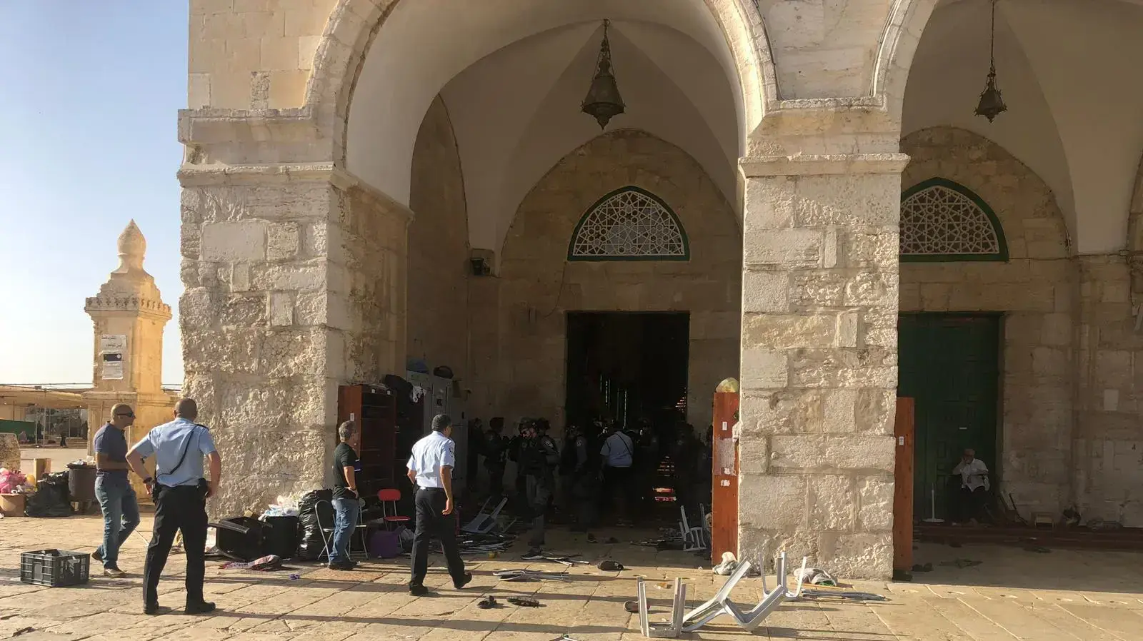 הפרות סדר בהר הבית שכללה ידויי אבנים,השלכת כיס כיסאות וחפצים שונים, 2 יוני 2019 הפרות סדר בהר הבית שכללה ידויי אבנים,השלכת כיס כיסאות וחפצים שונים, 2 יוני 2019