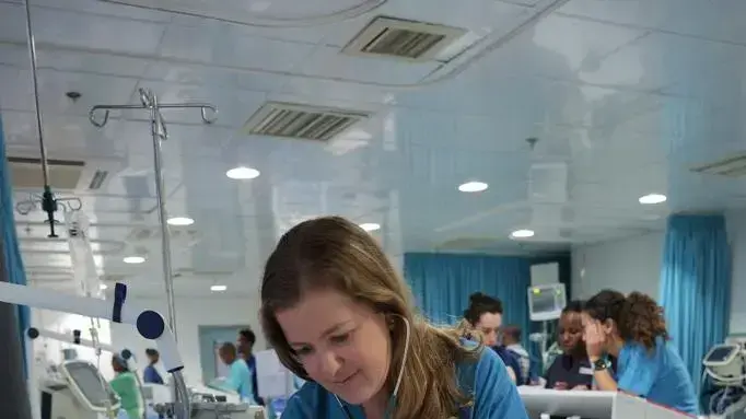 איירין, הילדה מטנזניה, בבית החולים לאחר הניתוח איירין, הילדה מטנזניה, בבית החולים לאחר הניתוח
