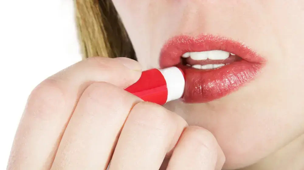 שפתון לשפתיים יבשות
