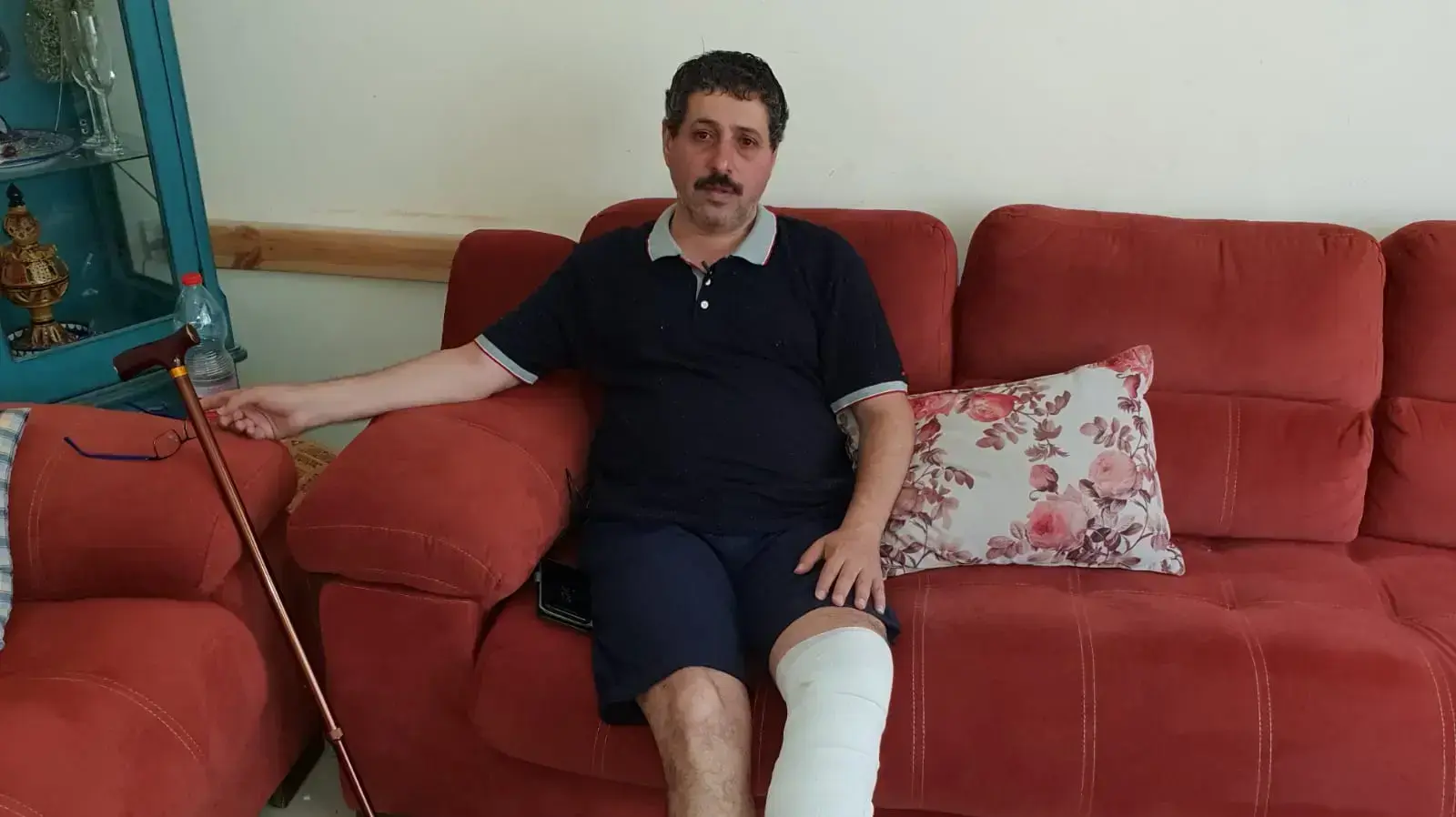 ג'עפר פרח בביתו יום לאחר ההפגנה בחיפה שהובילה לפציעתו לאחר עימות עם שוטרים 21 במאי 2018
ג'עפר פרח בביתו יום לאחר ההפגנה בחיפה שהובילה לפציעתו לאחר עימות עם שוטרים 21 במאי 2018