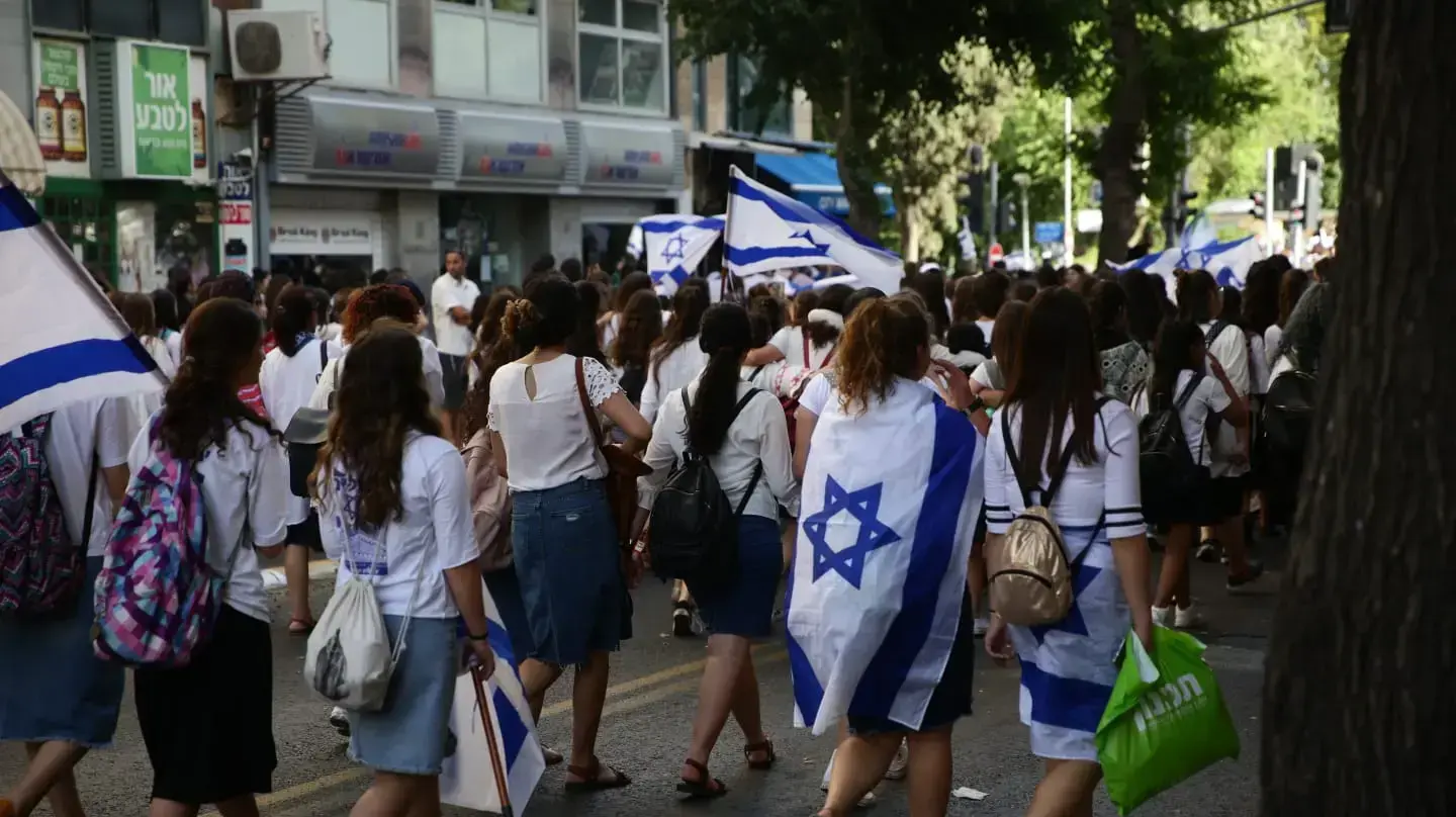 אלפי משתתפים כעת בריקוד הדגלים המסורתי לרגל יום ירושלים, ממרכז ירושלים לרחבת הכותל המערבי. אלפי משתתפים כעת בריקוד הדגלים המסורתי לרגל יום ירושלים, ממרכז ירושלים לרחבת הכותל המערבי.