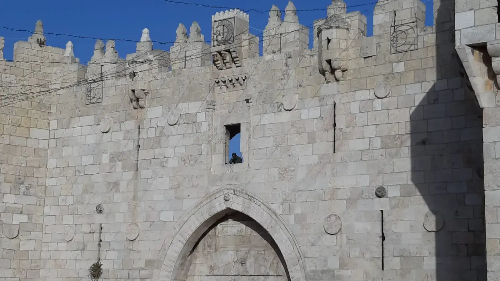 מאבטח בשער שכם בזמן ריקוד הדגלים המסורתי לרגל יום ירושלים,
מאבטח בשער שכם בזמן ריקוד הדגלים המסורתי לרגל יום ירושלים,