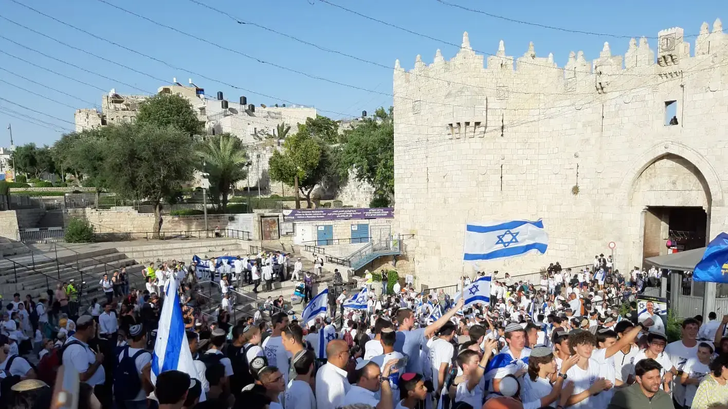 אלפי משתתפים בריקוד הדגלים המסורתי לרגל יום ירושלים, בשער שכם אלפי משתתפים בריקוד הדגלים המסורתי לרגל יום ירושלים, בשער שכם