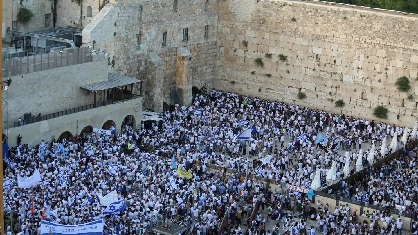 רבבות בעצרת בכותל המערבי בסיום מצעד הדגלים ביום ירושלים, 2 ביוני 2019 רבבות בעצרת בכותל המערבי בסיום מצעד הדגלים ביום ירושלים, 2 ביוני 2019
