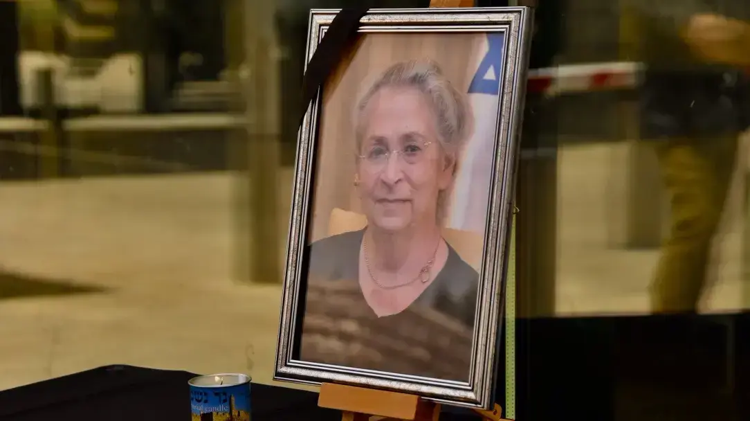 נר זכרון לנחמה ריבלין הוצב בכניסה לבית הנשיא, 4 ביוני 2019 נר זכרון לנחמה ריבלין הוצב בכניסה לבית הנשיא, 4 ביוני 2019