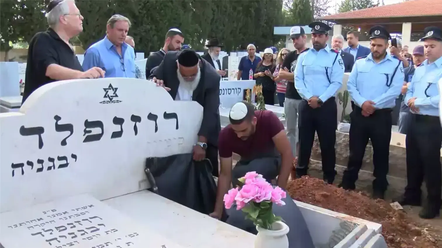 הלוותיו של הניצול האחרון ממחנה ההשמדה סוביבור, סמיון רוזנפלד, בית העלמין, בני עייש 4 ביוני 2019 הלוותיו של הניצול האחרון ממחנה ההשמדה סוביבור, סמיון רוזנפלד, בית העלמין, בני עייש 4 ביוני 2019