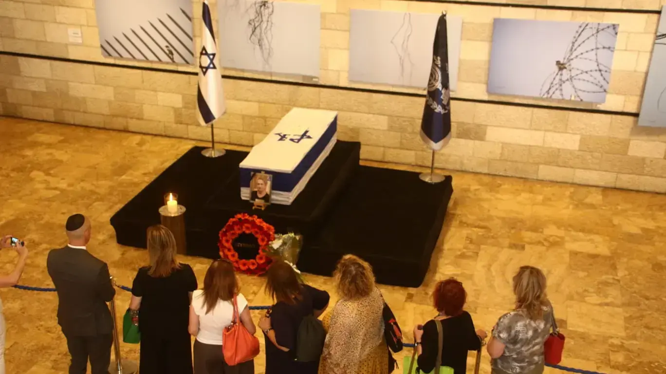 המונים חולקים כבוד אחרון וחלפים על ארונה של נחמה ריבלין בתיאטרון ירושלים 5 ביוני 2019 המונים חולקים כבוד אחרון וחלפים על ארונה של נחמה ריבלין בתיאטרון ירושלים 5 ביוני 2019