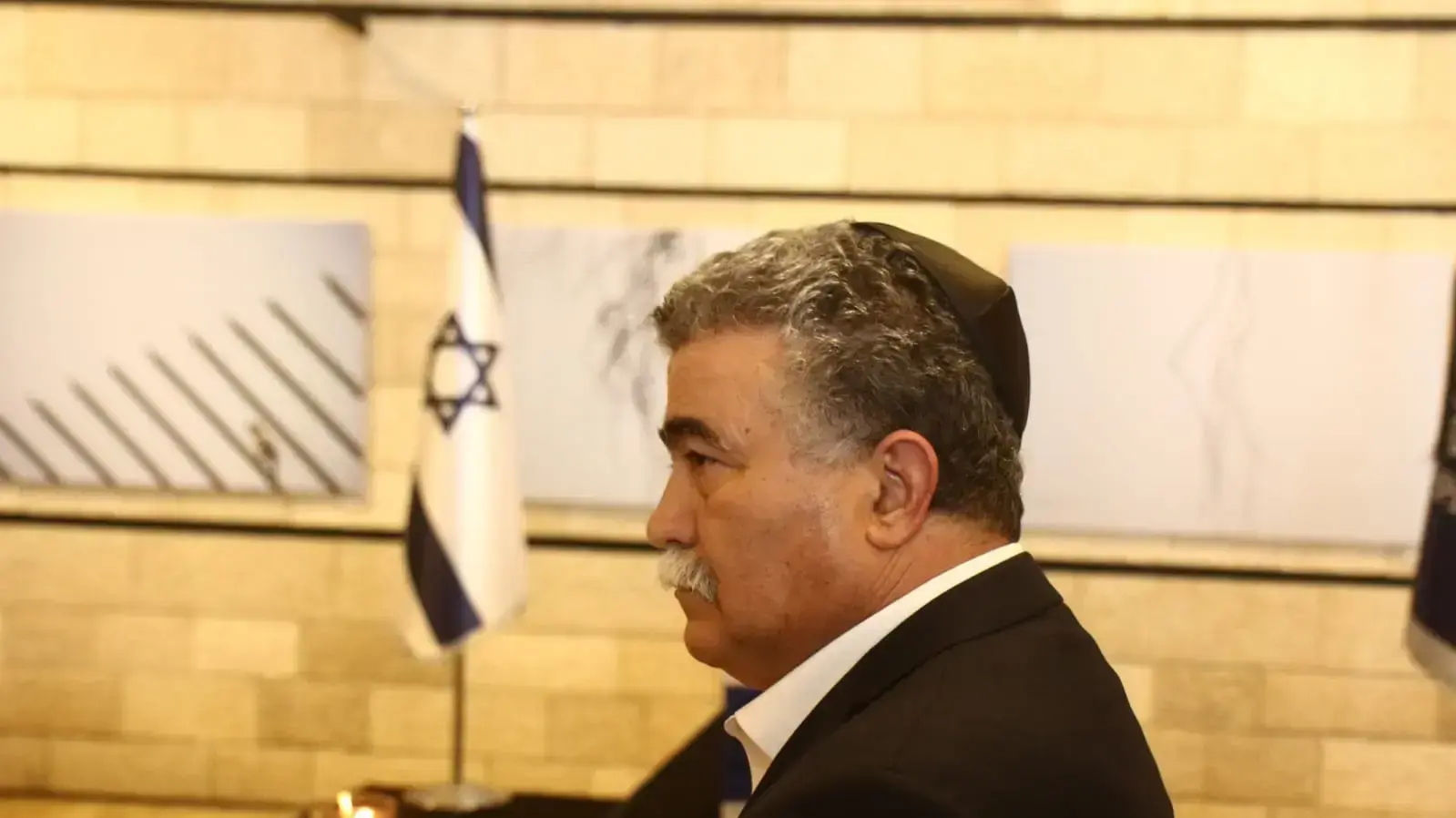 עמיר פרץ חולק כבוד אחרון לנחמה ריבלין בתיאטרון ירושלים 5 ביוני 2019 עמיר פרץ חולק כבוד אחרון לנחמה ריבלין בתיאטרון ירושלים 5 ביוני 2019