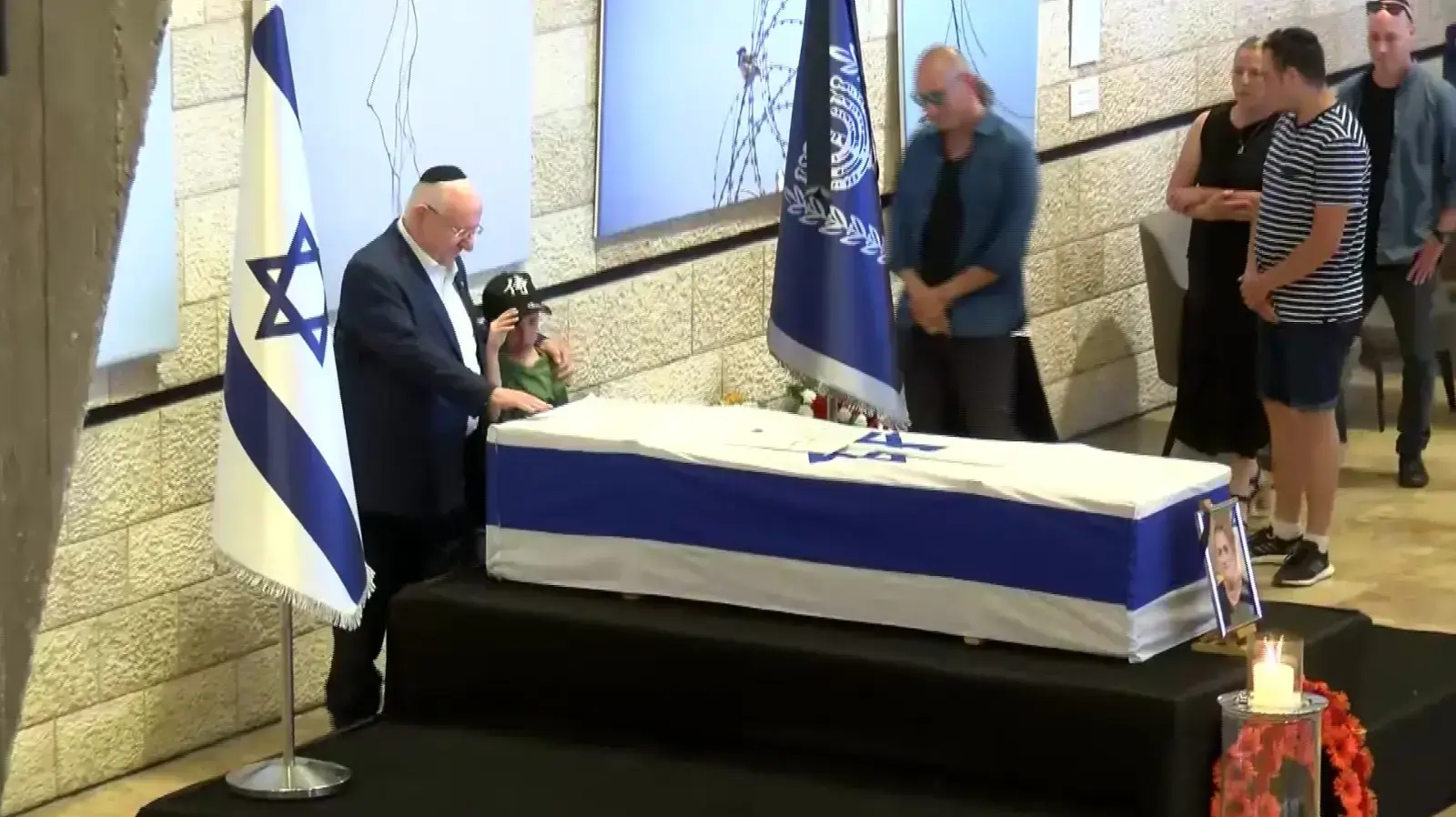 נשיא המדינה, ראובן (רובי) ריבלין בעת הגעתו לתיאטרון ירושלים לחלוק כבוד אחרון לרעייתו 5 ביוני 2019 נשיא המדינה, ראובן (רובי) ריבלין בעת הגעתו לתיאטרון ירושלים לחלוק כבוד אחרון לרעייתו 5 ביוני 2019