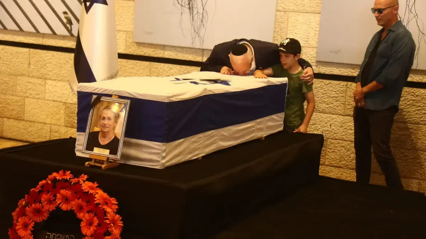 נשיא המדינה ראובן ריבלין מנשק את ארונה של רעייתו נחמה בהצגת ארונה בתיאטרון ירושלים, 5 ביוני 2019 נשיא המדינה ראובן ריבלין מנשק את ארונה של רעייתו נחמה בהצגת ארונה בתיאטרון ירושלים, 5 ביוני 2019