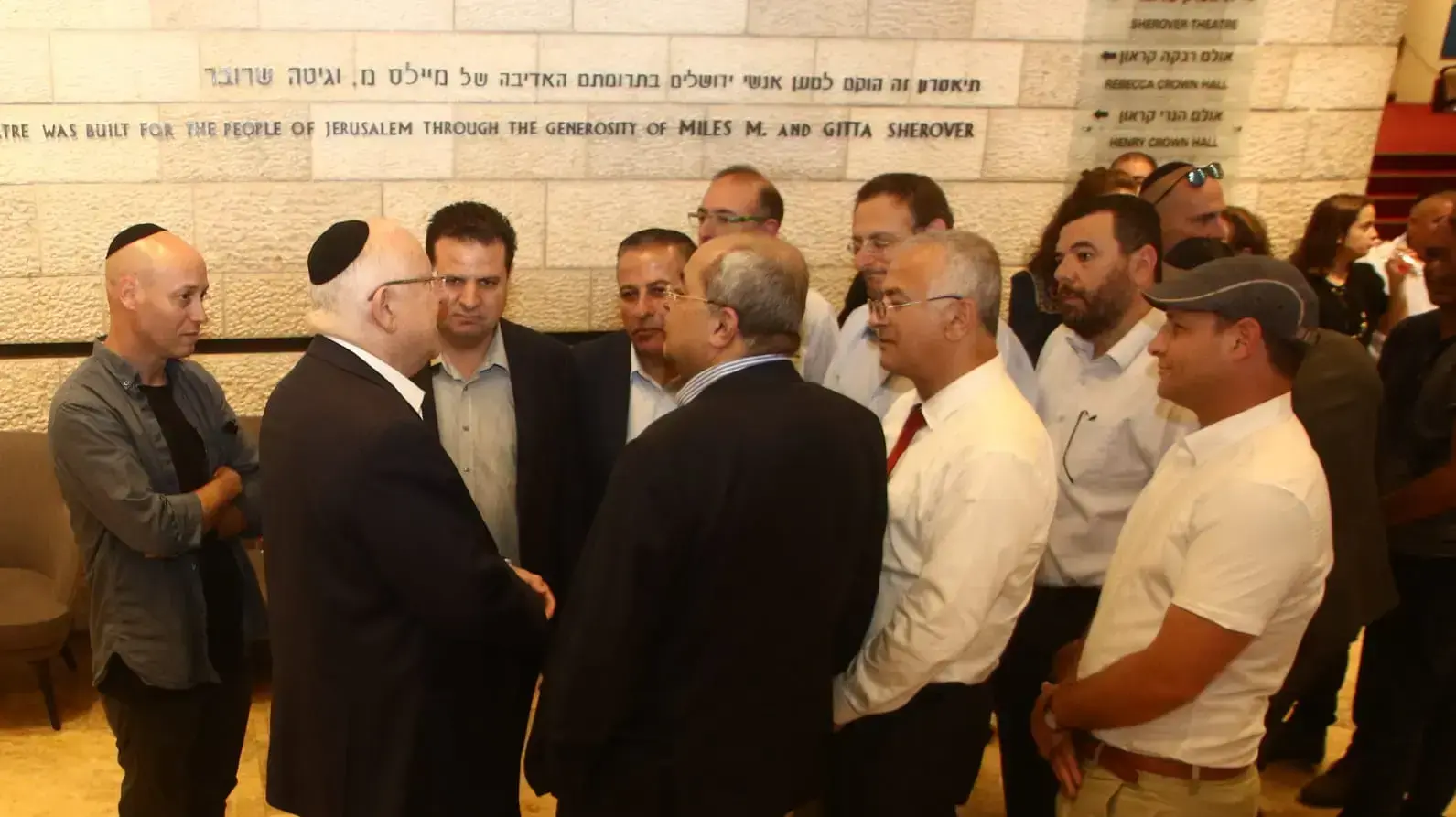 נשיא המדינה ראובן ריבלין עם חברי הכנסת איימן עודה דב חנין ואחמד טיבי לצד ארונה של רעייתו נחמה עם משפחת בתיאטרון ירושלים, 5 ביוני 2019 נשיא המדינה ראובן ריבלין עם חברי הכנסת איימן עודה דב חנין ואחמד טיבי לצד ארונה של רעייתו נחמה עם משפחת בתיאטרון ירושלים, 5 ביוני 2019