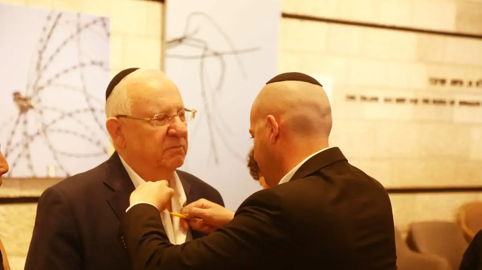 קריעת חולצתו של נשיא המדינה ראובן ריבלין לפני הלווית רעייתו נחמה ריבלין ב-5 ביוני 2019 קריעת חולצתו של נשיא המדינה ראובן ריבלין לפני הלווית רעייתו נחמה ריבלין ב-5 ביוני 2019