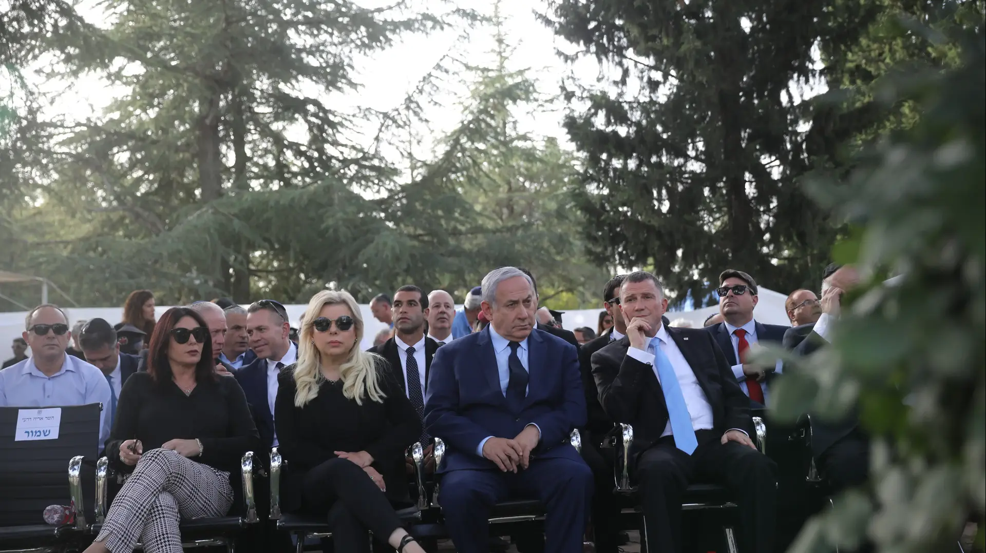 ראש הממשלה בנימין נתניהו ורעייתו שרה וחברת הכנסת מירי רגב בהלווית רעיית הנשיא נחמה ריבלין בחלקת גדולי האומה בהר הרצל, 5 ביוני 2019 ראש הממשלה בנימין נתניהו ורעייתו שרה וחברת הכנסת מירי רגב בהלווית רעיית הנשיא נחמה ריבלין בחלקת גדולי האומה בהר הרצל, 5 ביוני 2019