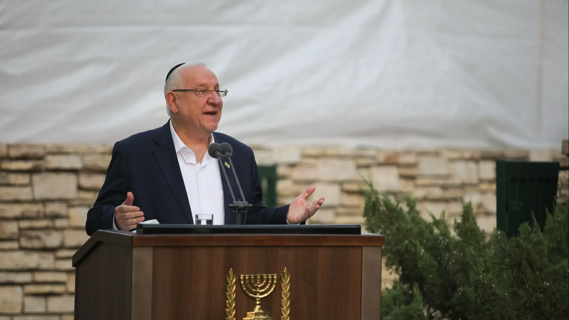 נשיא המדינה ראובן ריבלין בהלווית רעייתו נחמה בחלקת גדולי האומה הר הרצל, 5 ביוני 2019 נשיא המדינה ראובן ריבלין בהלווית רעייתו נחמה בחלקת גדולי האומה הר הרצל, 5 ביוני 2019