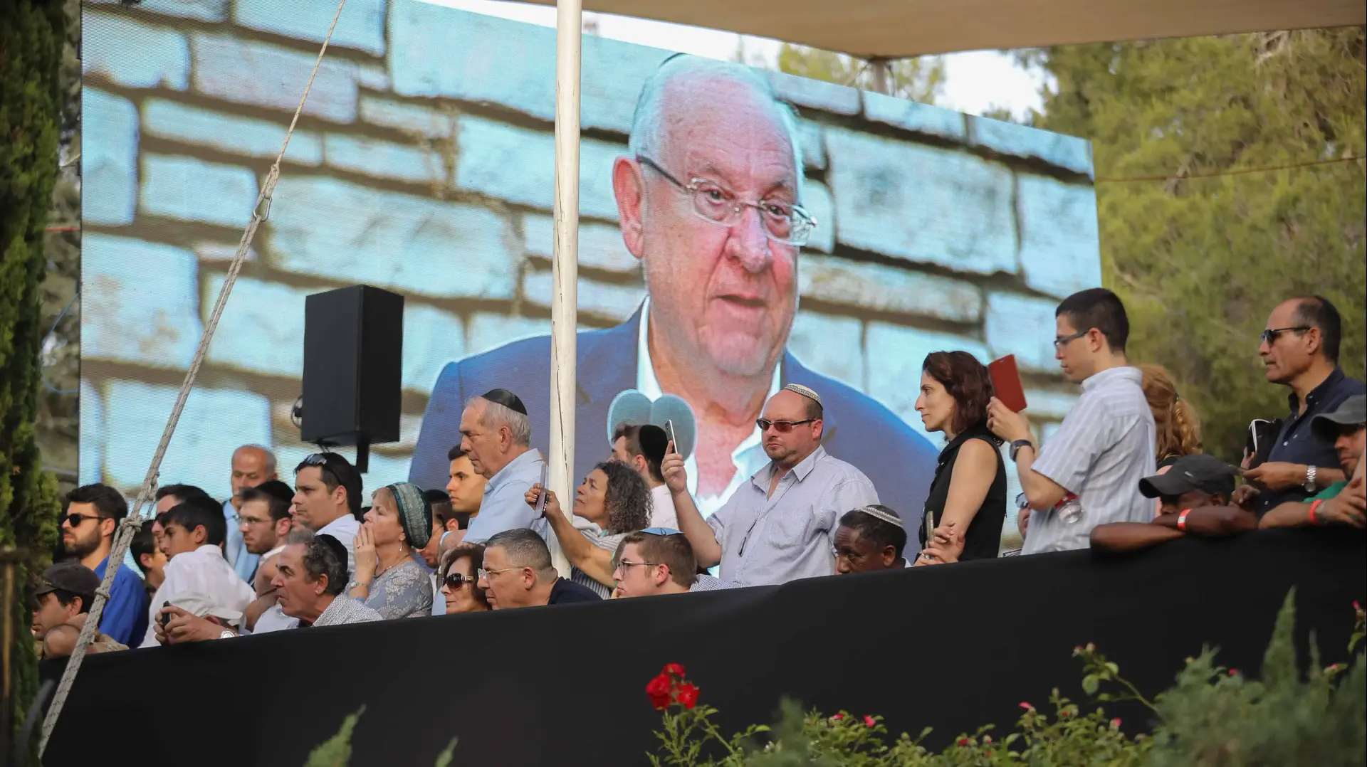 נשיא המדינה ראובן ריבלין בהלווית רעייתו נחמה בחלקת גדולי האומה הר הרצל, 5 ביוני 2019 נשיא המדינה ראובן ריבלין בהלווית רעייתו נחמה בחלקת גדולי האומה הר הרצל, 5 ביוני 2019