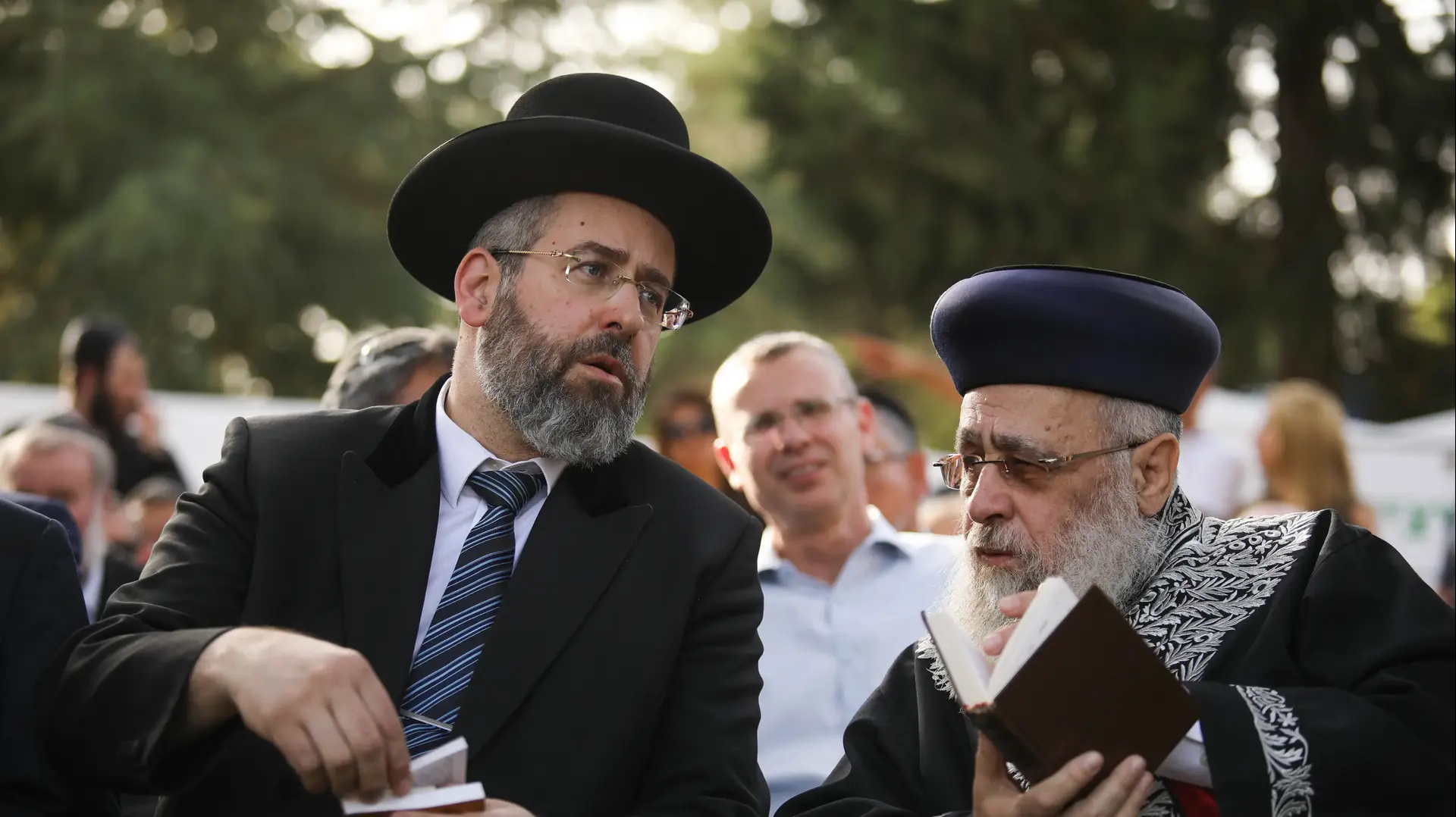 הרב הראשי האשכנזי דוד לאו והרב הראשי הספרדי יצחק יוסף בהלווית רעיית הנשיא נחמה ריבלין, 5 ביוני 2019 הרב הראשי האשכנזי דוד לאו והרב הראשי הספרדי יצחק יוסף בהלווית רעיית הנשיא נחמה ריבלין, 5 ביוני 2019