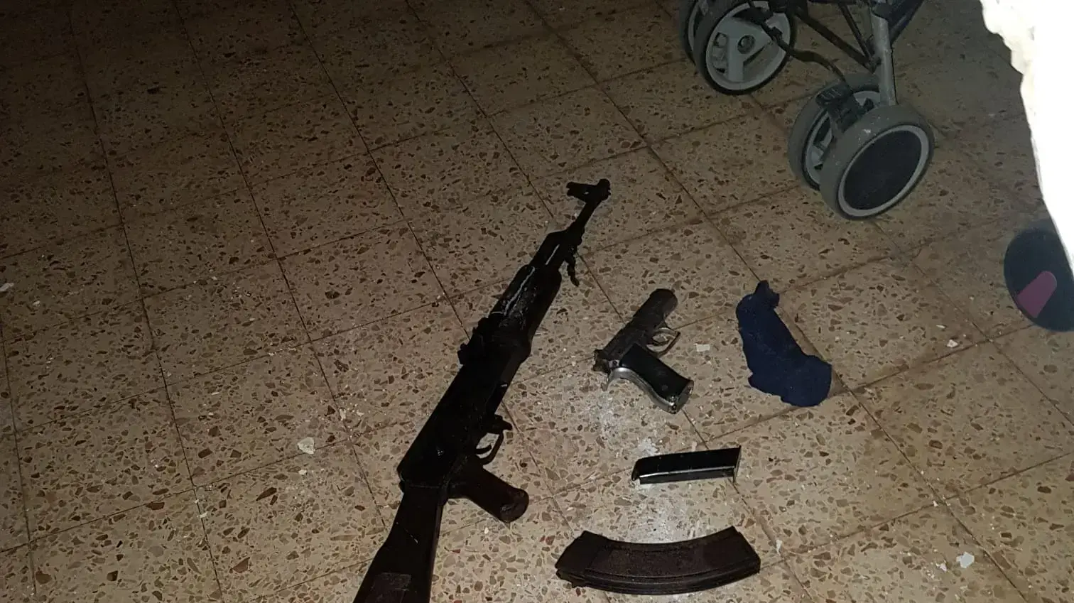 נשק שהוחרם בפשיטת המשטרה בנתניה נשק שהוחרם בפשיטת המשטרה בנתניה